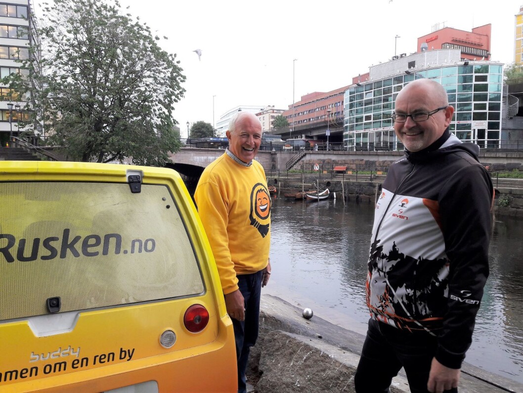 Ruskengeneral Jan Hauger og leder for Miljøorganisasjonen Akerselvas venner, Are Eriksen, syns oslofolk er flinke til å ta vare på elva, og setter stor pris på folks miljøengasjement. Foto: Anders Høilund Ruskengeneral Jan Hauger og leder for Miljøorganisasjonen Akerselvas venner, Are Eriksen, syns oslofolk er flinke til å ta vare på elva, og setter stor pris på folks miljøengasjement. Foto: Anders Høilund
