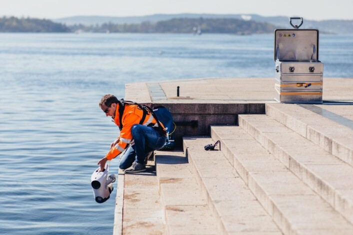 Oslo Havns egen dronefører og søppelinnsamler, Edvin Wibetoe, med en av dronene som kartlegger havbunnen i Oslofjorden. Foto: Geir Anders Rybakken Ørslien Oslo Havns egen dronefører og søppelinnsamler, Edvin Wibetoe, med en av dronene som kartlegger havbunnen i Oslofjorden. Foto: Geir Anders Rybakken Ørslien