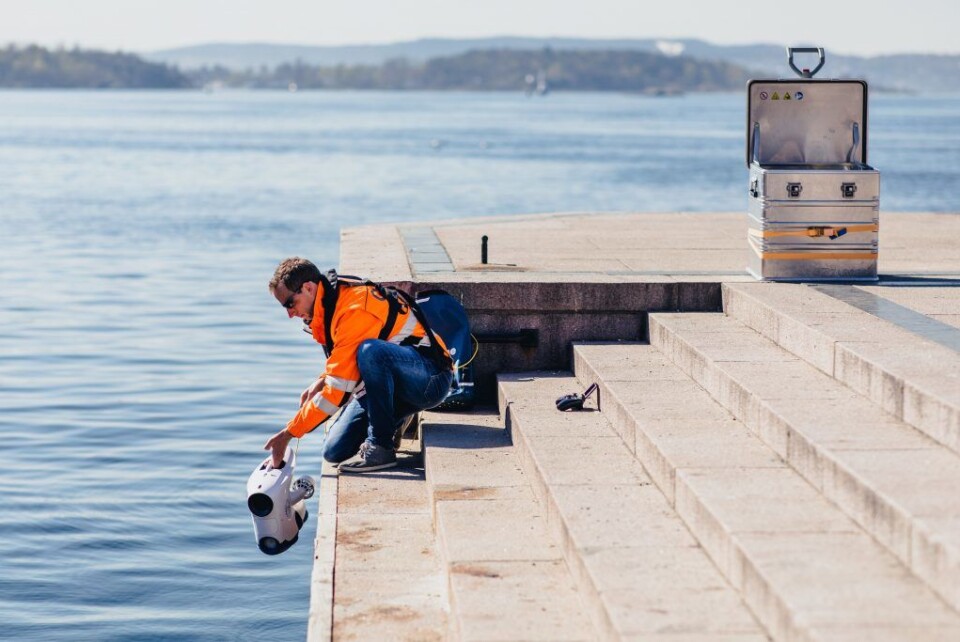 Oslo Havns egen dronefører og søppelinnsamler, Edvin Wibetoe, med en av dronene som kartlegger havbunnen i Oslofjorden. Foto: Geir Anders Rybakken Ørslien