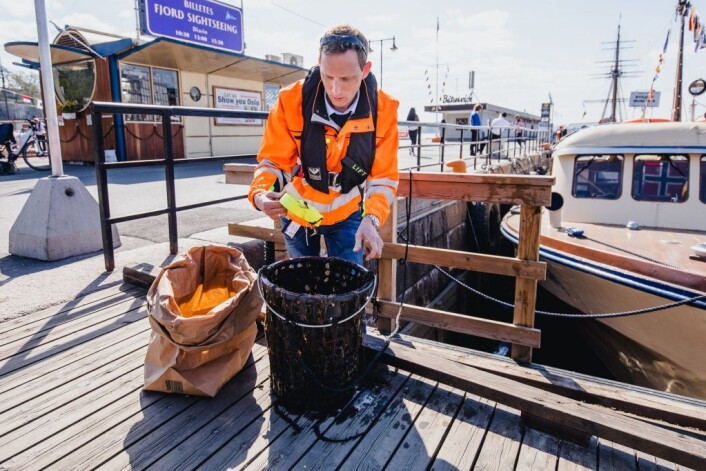 Oslo Havns dronefører og søppelinnsamler, Edvin Wibetoe, med den flytende søppelbøtten (også kalt portbin). Foto: Geir Anders Rybakken Ørslien Oslo Havns dronefører og søppelinnsamler, Edvin Wibetoe, med den flytende søppelbøtten (også kalt portbin). Foto: Geir Anders Rybakken Ørslien