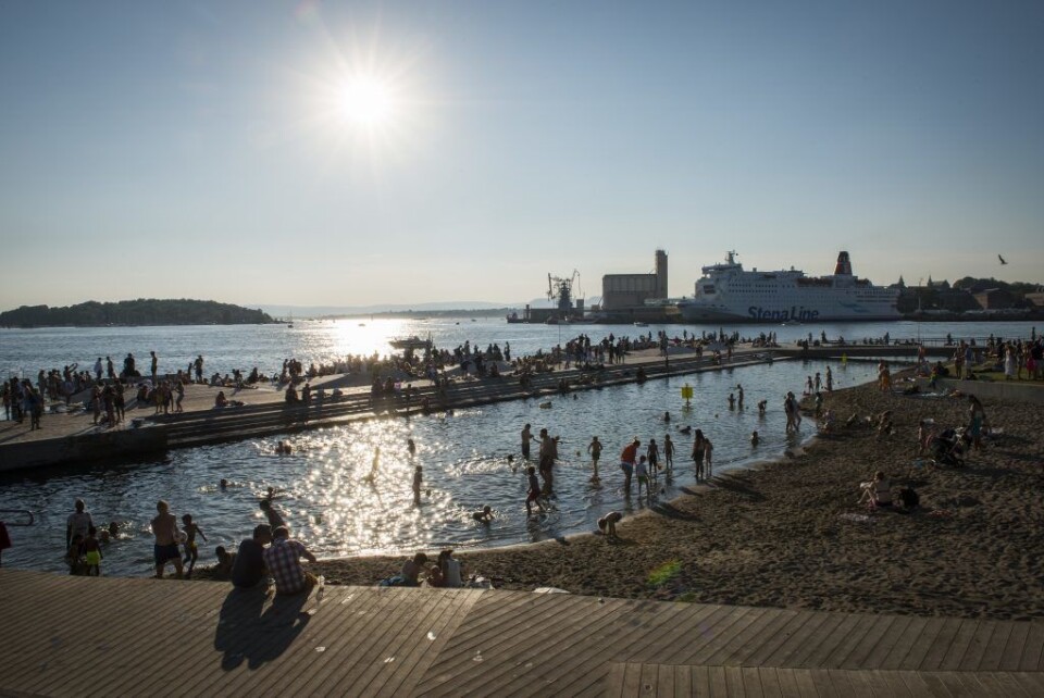 Sørenga sjøbad en varm sommerdag. Sjøbadet har blitt et svært populært innslag for strandløver og badende etter åpningen i 2015. Foto: VisitOSLO/Katrine Lunke