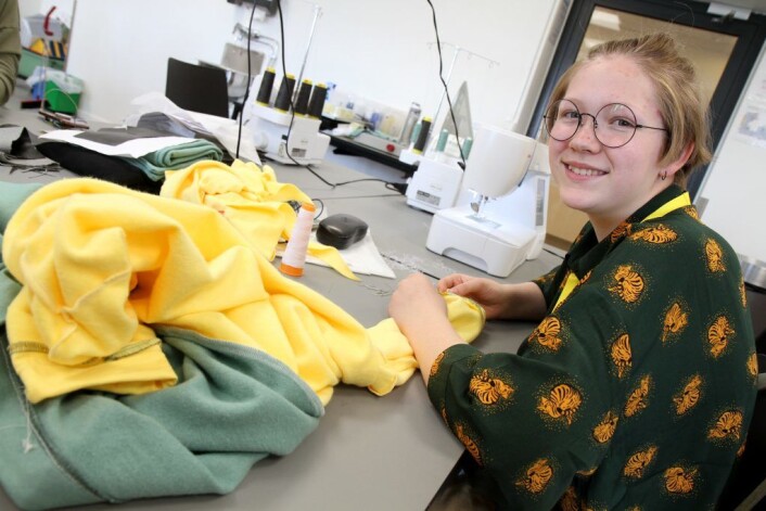 Filippa Caroline Falkman Swenson syr seg en hettegenser på kurset "Prøv deg på tekstil og design" på Sommerskolen Oslo. Filippa Caroline Falkman Swenson syr seg en hettegenser på kurset "Prøv deg på tekstil og design" på Sommerskolen Oslo.