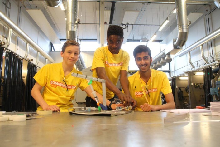 Niklas Leporanta fra Vollebekk skole, Danial Bilal fra Holmlia skole og Clovis Bonja fra Holmlia skole liker seg på kurset "Makerspace – prøv deg som ingeniør". Niklas Leporanta fra Vollebekk skole, Danial Bilal fra Holmlia skole og Clovis Bonja fra Holmlia skole liker seg på kurset "Makerspace – prøv deg som ingeniør".