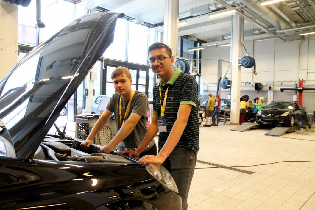 Håvard Kjeldseth Hansen fra Bøler skole og Aniruddha Girish Aramanekoppa fra IB-linja på Blindern vgs prøver seg på teknikk og industriell produksjon. Håvard Kjeldseth Hansen fra Bøler skole og Aniruddha Girish Aramanekoppa fra IB-linja på Blindern vgs prøver seg på teknikk og industriell produksjon.