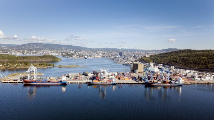 Norges største containerhavn, som heter Yilport Oslo. På bildet ligger tre skip inne i havn i 2018, og fire kraner er i sving for å losse disse.
Foto: Espen Braata Norges største containerhavn, som heter Yilport Oslo. På bildet ligger tre skip inne i havn i 2018, og fire kraner er i sving for å losse disse.
Foto: Espen Braata