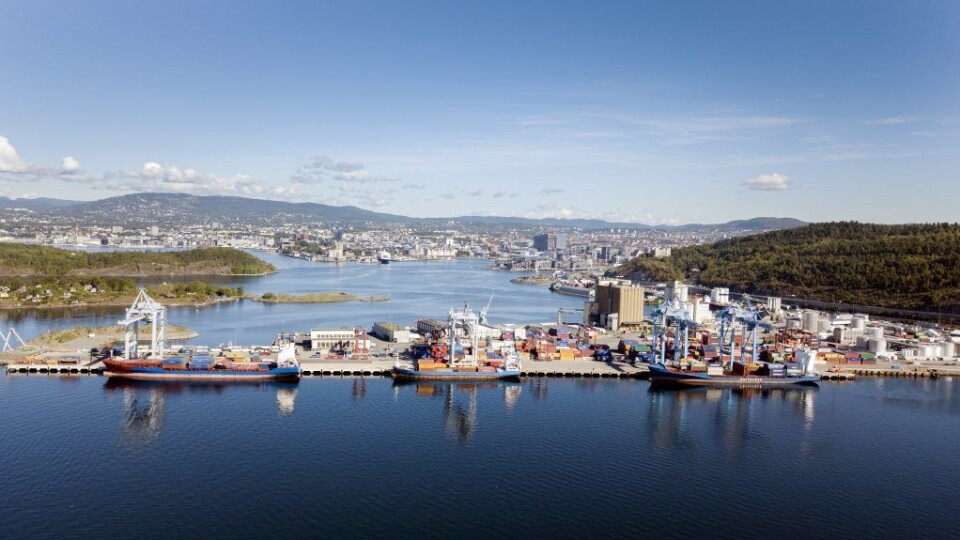 Norges største containerhavn, som heter Yilport Oslo. På bildet ligger tre skip inne i havn i 2018, og fire kraner er i sving for å losse disse.
Foto: Espen Braata