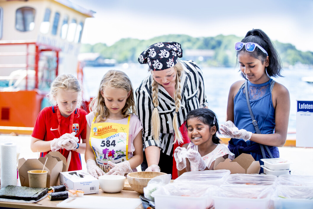 Havnelangs 2019 byr på mye moro og mange spennende aktiviteter for små og store. Her lager barn fiskemat på Havnelangs 2018. Foto: Bo Mathisen Havnelangs 2019 byr på mye moro og mange spennende aktiviteter for små og store. Her lager barn fiskemat på Havnelangs 2018. Foto: Bo Mathisen
