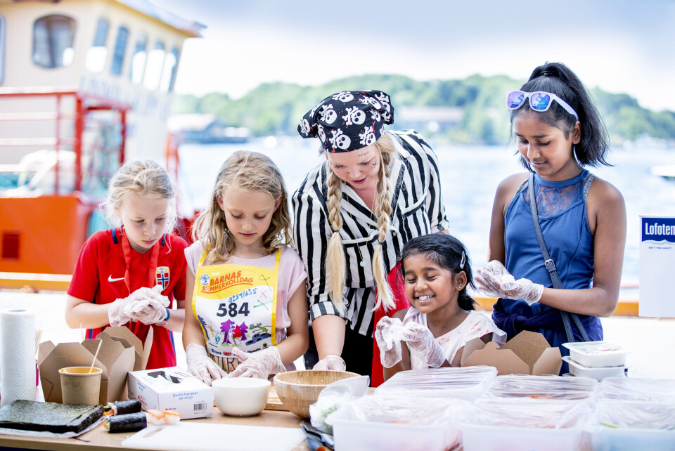 Havnelangs 2019 byr på mye moro og mange spennende aktiviteter for små og store. Her lager barn fiskemat på Havnelangs 2018. Foto: Bo Mathisen
