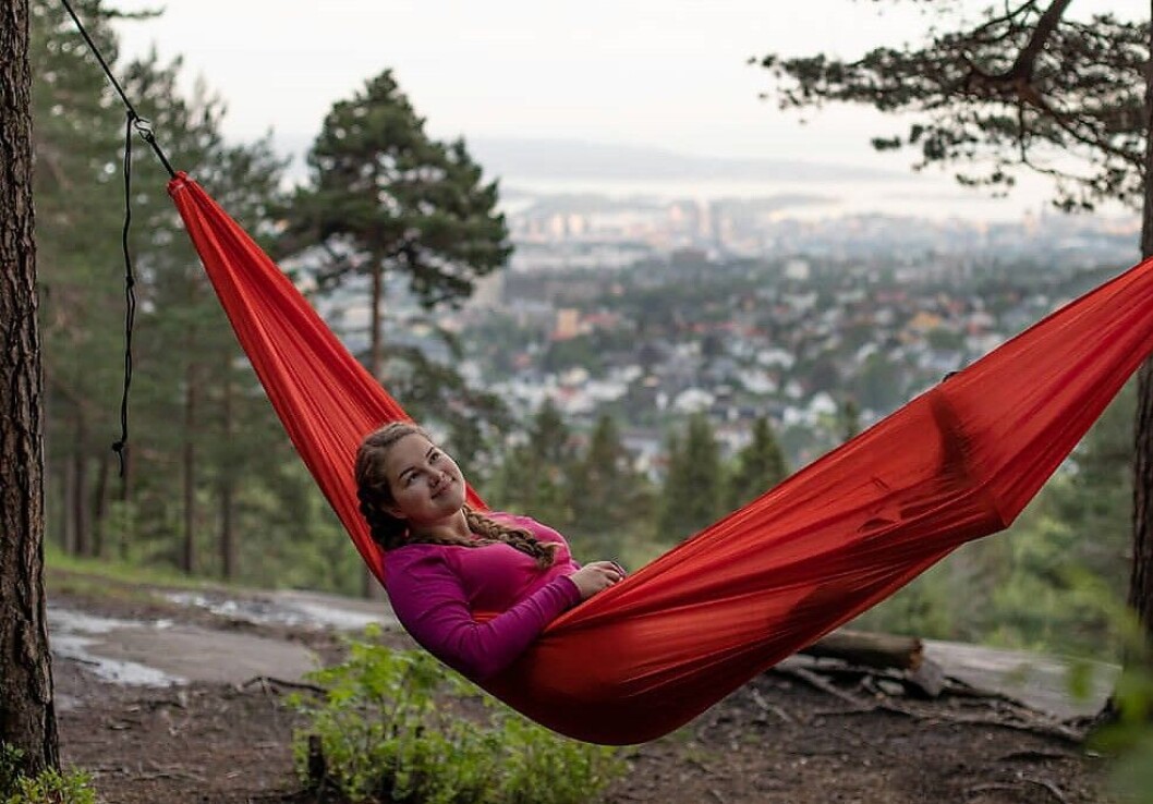 Fra hengekøya kan du oppleve Oslomarka forandre seg fra dag til kveld, til natt og til morgen. Fra hengekøya kan du oppleve Oslomarka forandre seg fra dag til kveld, til natt og til morgen.