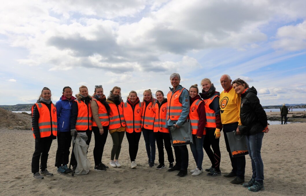 Klima- og miljøminister Ola Elvestuen, tidligere Ruskengeneral Jan Hauger og fungerende Ruskengeneral Jenny Krohn sammen med elever fra universitetet i Ås på Strandryddingsdagen på Huk. Foto: Rusken Klima- og miljøminister Ola Elvestuen, tidligere Ruskengeneral Jan Hauger og fungerende Ruskengeneral Jenny Krohn sammen med elever fra universitetet i Ås på Strandryddingsdagen på Huk. Foto: Rusken