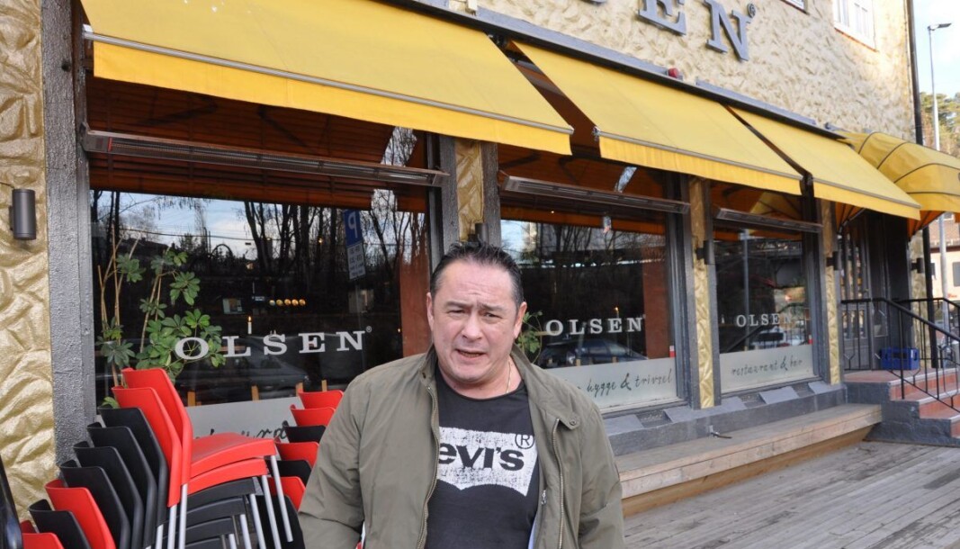 Tom Olsen måtte vente over åtte måneder før næringsetaten og byrådet behandlet klagen på inndragelse av skjenkebevillingen ved restauranten og kulturstedet Olsen på Bryn. Tom Olsen måtte vente over åtte måneder før næringsetaten og byrådet behandlet klagen på inndragelse av skjenkebevillingen ved restauranten og kulturstedet Olsen på Bryn.