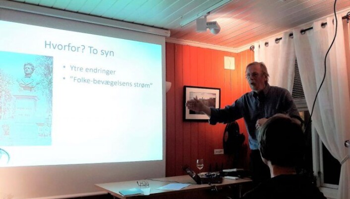 Historiker og forfatter Ingar Holm er en engasjert og god formidler. Her forteller han om hvordan færre barn ga bedre oppvekstforhold for barna i byen. Historiker og forfatter Ingar Holm er en engasjert og god formidler. Her forteller han om hvordan færre barn ga bedre oppvekstforhold for barna i byen.