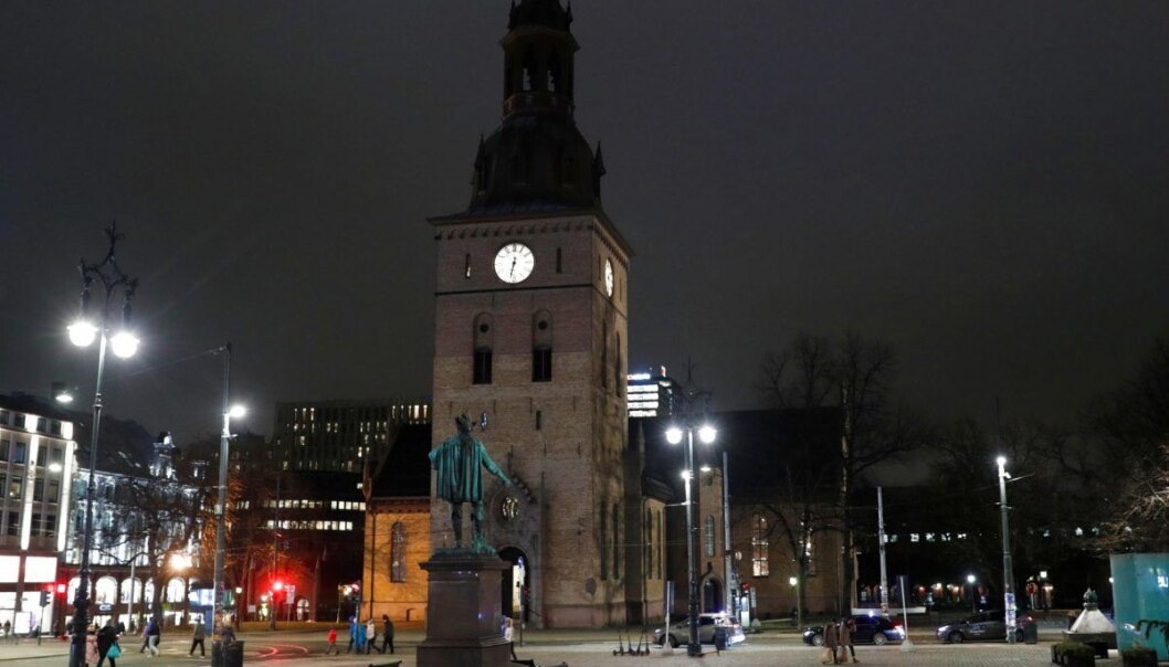 På nettsidene opplyser Domkirken tirsdag kveld at all bespisning avlyses, deriblant kirkekaffe. Det blir heller ingen nattverd i gudstjenestene fremover. På nettsidene opplyser Domkirken tirsdag kveld at all bespisning avlyses, deriblant kirkekaffe. Det blir heller ingen nattverd i gudstjenestene fremover.