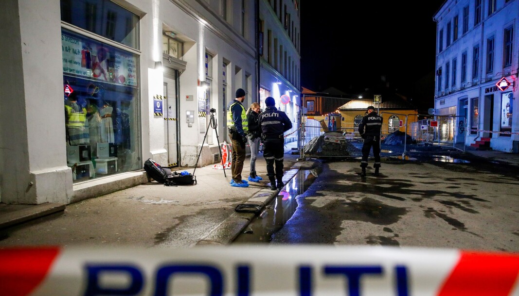Politiet er på stedet der en person er alvorlig skadd etter et personran i Storgata. Politiet er på stedet der en person er alvorlig skadd etter et personran i Storgata.
