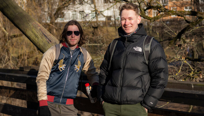 Håkon og Kristian Vik koser seg langs Akerselva. De tar sine forhåndsregler for å unngå å bli smittet Håkon og Kristian Vik koser seg langs Akerselva. De tar sine forhåndsregler for å unngå å bli smittet