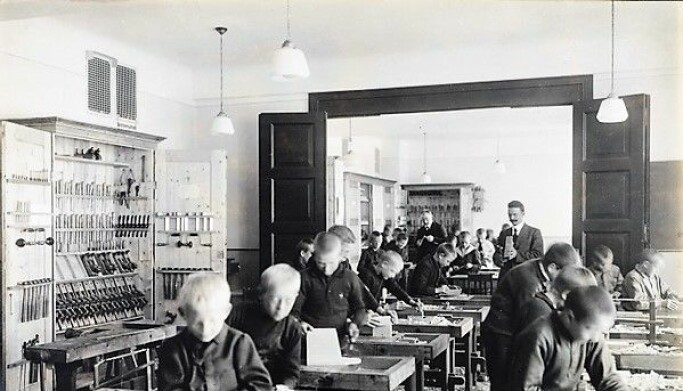 Skolene ble stengt mellom 26. oktober og 2. november 1918 på grunn av spanskesyken. Foto fra Ila skole, 1915.