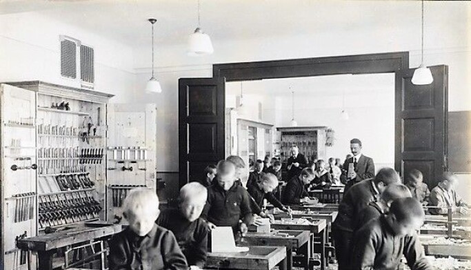 Skolene ble stengt mellom 26. oktober og 2. november 1918 på grunn av spanskesyken. Foto fra Ila skole, 1915. Skolene ble stengt mellom 26. oktober og 2. november 1918 på grunn av spanskesyken. Foto fra Ila skole, 1915.