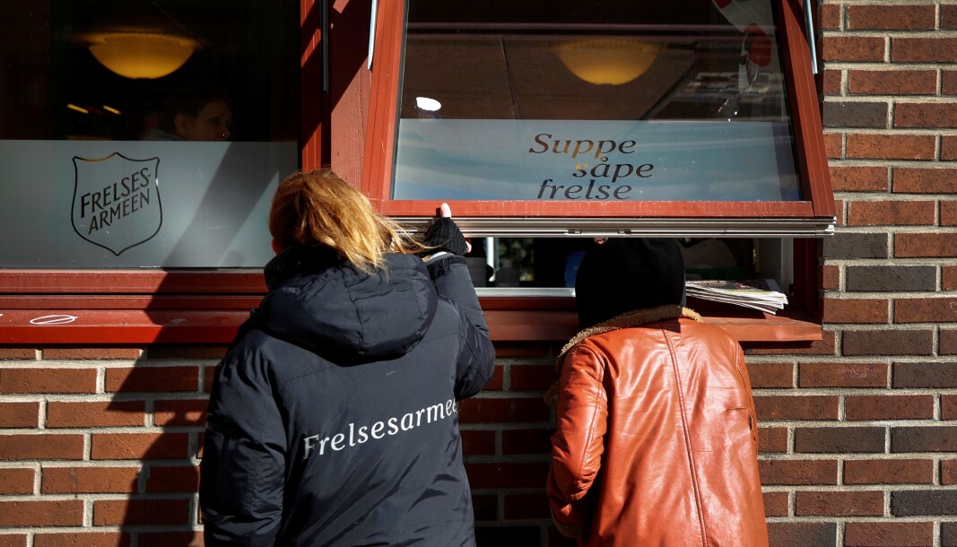 På Fyrlyset i Urtegata deler Frelsesarmeen ut poser med mat til de som trenger det. For å unngå mest mulig smitte, pakkes maten i poser og deles ut gjennom vinduet. På Fyrlyset i Urtegata deler Frelsesarmeen ut poser med mat til de som trenger det. For å unngå mest mulig smitte, pakkes maten i poser og deles ut gjennom vinduet.