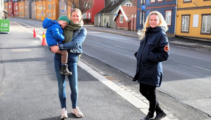 Vålerenga-beboerne Camilla Rænes med sønnen Viljar (3) og Ingvild Smørvik er skeptiske til den trafikkøkningen en stenging av Vålerengatunnelen vil gi i Strømsveien. Vålerenga-beboerne Camilla Rænes med sønnen Viljar (3) og Ingvild Smørvik er skeptiske til den trafikkøkningen en stenging av Vålerengatunnelen vil gi i Strømsveien.