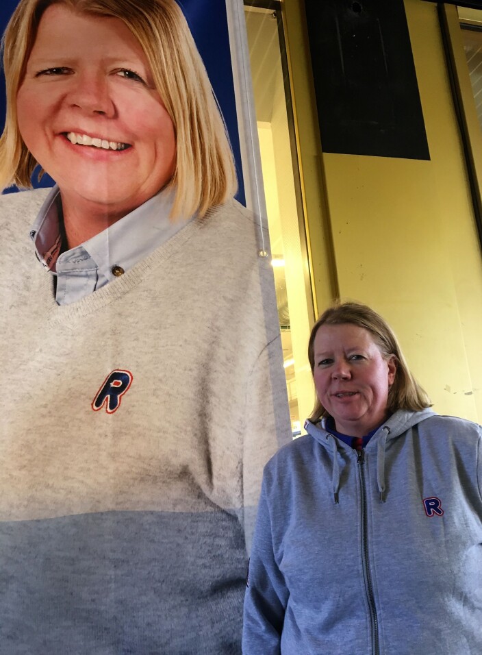 Et stort banner utenfor butikken viser hvem som har tatt over i de nye lokalene. Et stort banner utenfor butikken viser hvem som har tatt over i de nye lokalene.
