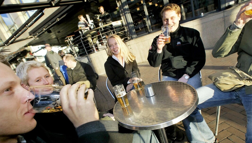 Byrådet i Oslo vurderer å innføre totalforbud mot offentlig alkoholservering grunnet koronakrisen. Byrådet i Oslo vurderer å innføre totalforbud mot offentlig alkoholservering grunnet koronakrisen.