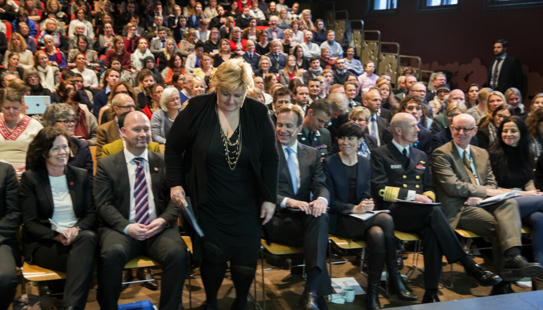 Erna Solberg og regjeringen under et møte på Litteraturhuset i 2015, hvor de fremhever innsats for kvinner, fred og sikkerhet.