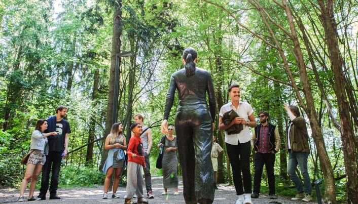 Vandrende kvinne i Ekebergparken skulpturpark. Vandrende kvinne i Ekebergparken skulpturpark.