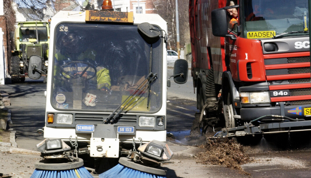 Bymiljøetaten oppfordrer naboer til å hjelpe hverandre med å følge med på skiltene. Og eventuelt hjelpe hverandre til å flytte bilen hvis man ikke selv kan gå ut av huset Bymiljøetaten oppfordrer naboer til å hjelpe hverandre med å følge med på skiltene. Og eventuelt hjelpe hverandre til å flytte bilen hvis man ikke selv kan gå ut av huset