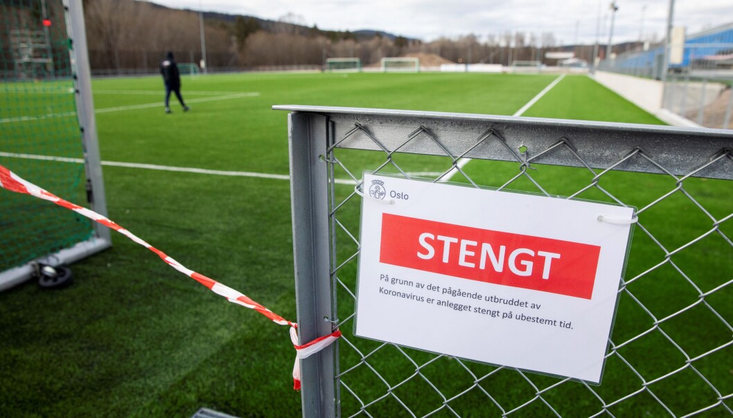 Kommunale fotballbaner i Oslo er stengt under koronapandemien. Likevel er det noen som benytter banene, som her på Kringsjå. Kommunale fotballbaner i Oslo er stengt under koronapandemien. Likevel er det noen som benytter banene, som her på Kringsjå.