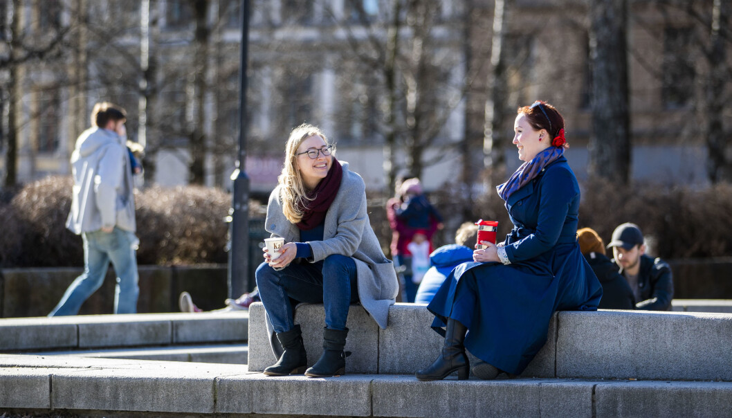 Vennene Marianne Hem Eriksen (t.v.) og Mari Malmer holder litt ekstra avstand mellom seg når de nyter sola på Birkelunden på Grünerløkka. Vennene Marianne Hem Eriksen (t.v.) og Mari Malmer holder litt ekstra avstand mellom seg når de nyter sola på Birkelunden på Grünerløkka.