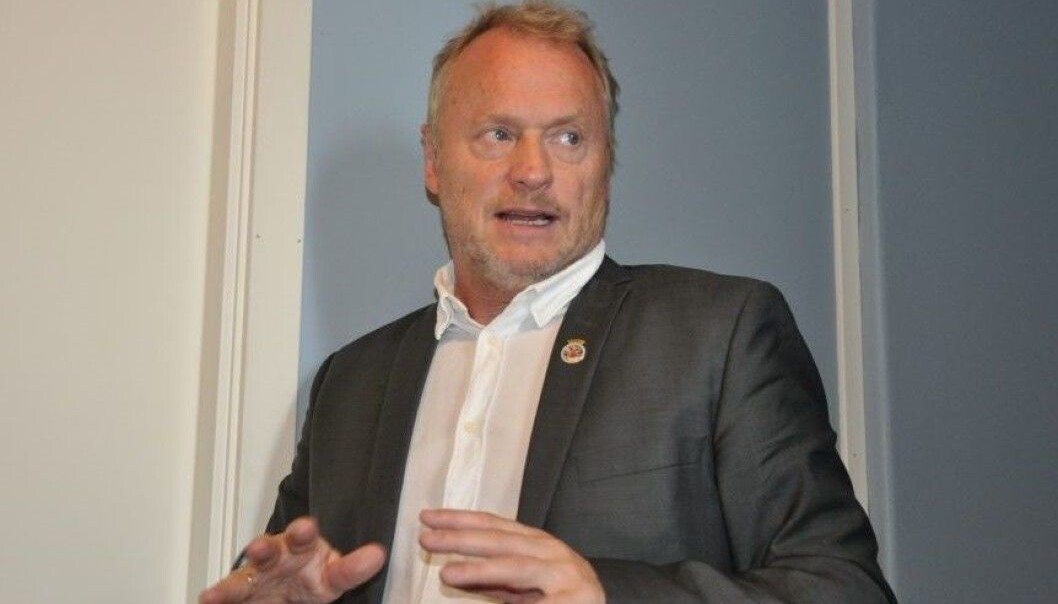 Raymond Johansen varsler at folkeansamlinger på 50 kan bli redusert til fem personer i Oslo. Raymond Johansen varsler at folkeansamlinger på 50 kan bli redusert til fem personer i Oslo.