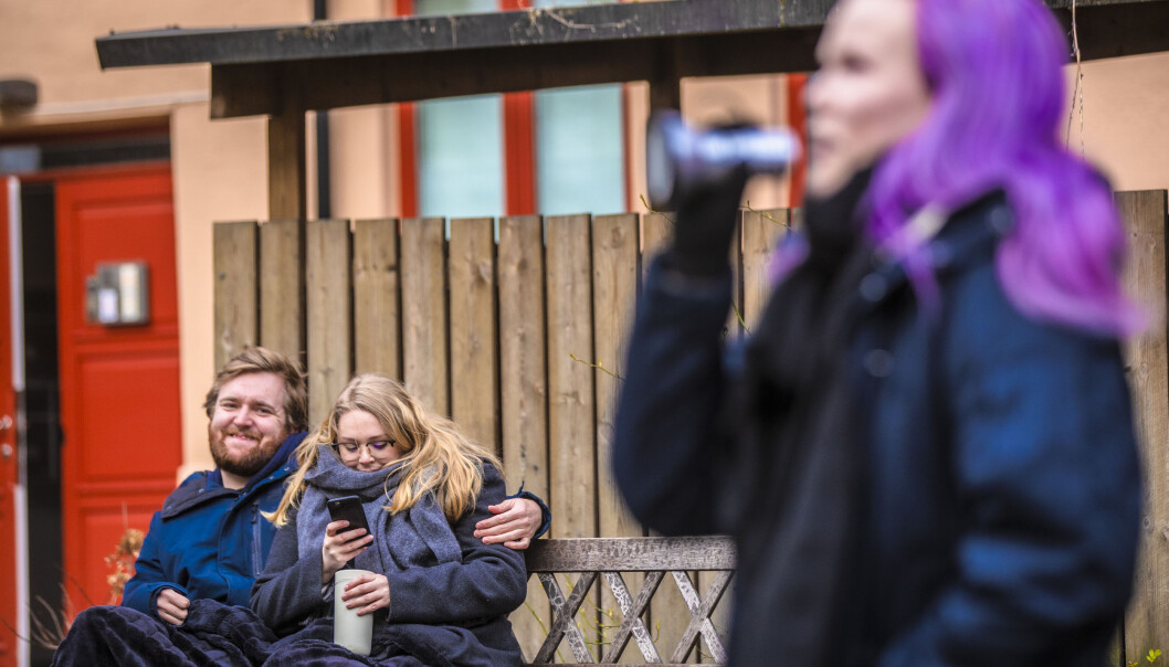 Pål Primstad og Hedda Istad på en benk i bakgården i Lillefoss velforening i Oslo der Anna Nøhr inviterte naboer til bakgårdsquiz. Pål Primstad og Hedda Istad på en benk i bakgården i Lillefoss velforening i Oslo der Anna Nøhr inviterte naboer til bakgårdsquiz.