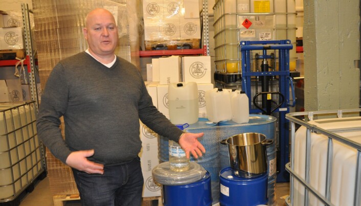 Espen Tollefsen og Oslo Håndverksdestilleri på Bryn har byttet ut urter, krydder og bær til gin og akevitt med isopropanol, glyserin og hydrogenperoksid til håndsprit. Espen Tollefsen og Oslo Håndverksdestilleri på Bryn har byttet ut urter, krydder og bær til gin og akevitt med isopropanol, glyserin og hydrogenperoksid til håndsprit.