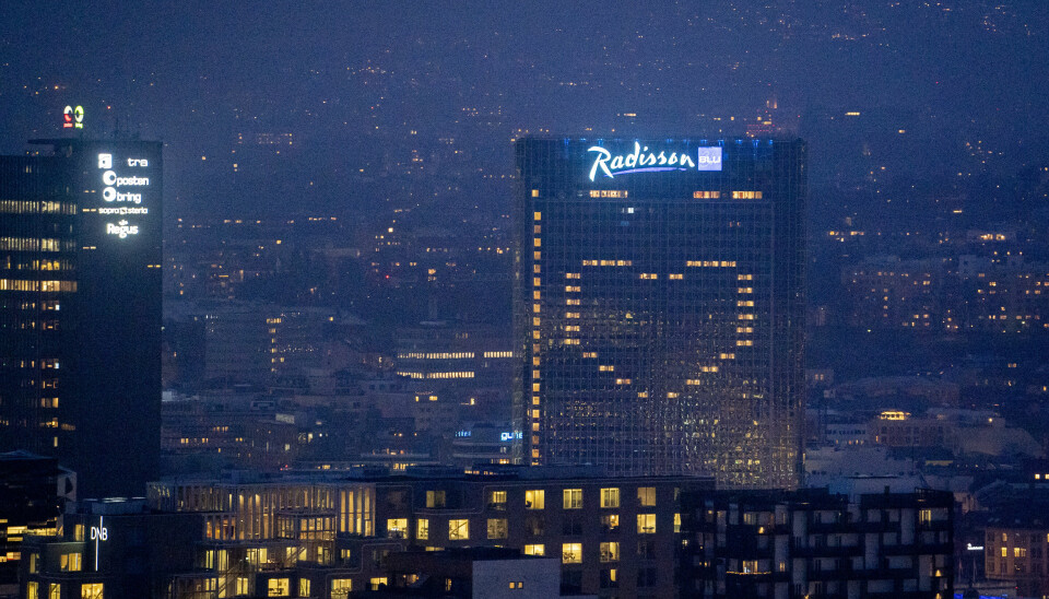 Oslo Plaza lyssatte onsdag kveld vinduene på hotellet som et stort hjerte.