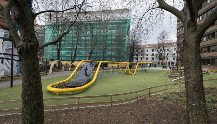 Beboere fra Enerhaugen studenthus, her kledt i grønt, trekker ut i parken og på lekeplassen når det blir for mye byggestøy hjemme