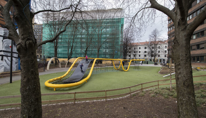 Beboere fra Enerhaugen studenthus, her kledt i grønt, trekker ut i parken og på lekeplassen når det blir for mye byggestøy hjemme Beboere fra Enerhaugen studenthus, her kledt i grønt, trekker ut i parken og på lekeplassen når det blir for mye byggestøy hjemme
