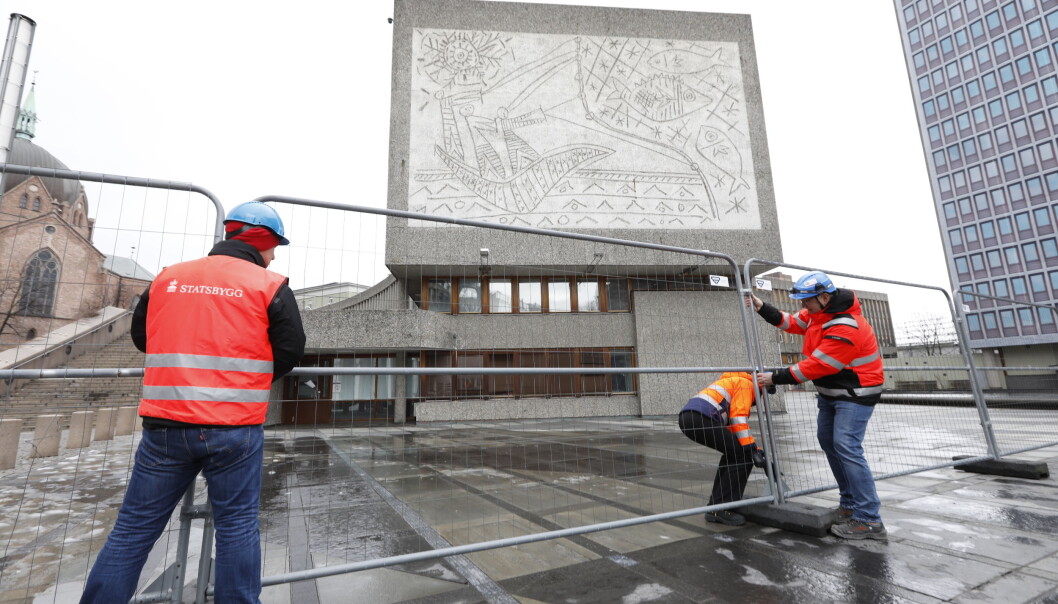 Forberedelsene til å rive Y-blokka er i gang, men Norske arkitekters landsforbund og Fortidsminneforeningen håper Oslo tingrett vil redde bygget. Forberedelsene til å rive Y-blokka er i gang, men Norske arkitekters landsforbund og Fortidsminneforeningen håper Oslo tingrett vil redde bygget.