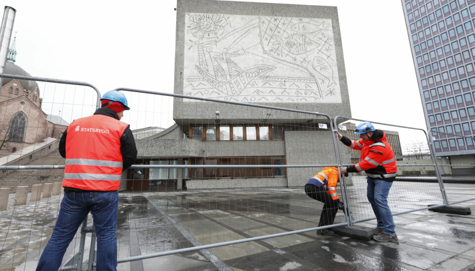 Forberedelsene til å rive Y-blokka er i gang, men Norske arkitekters landsforbund og Fortidsminneforeningen håper Oslo tingrett vil redde bygget.