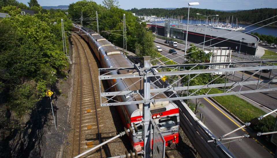 Her er toglinja som går parallelt til E18 ved Vækerø i Oslo. Her er toglinja som går parallelt til E18 ved Vækerø i Oslo.