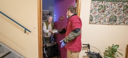 102 år gamle Jonna får fiskegratengen syklet til døra fra seniorsenteret på St. Hanshaugen