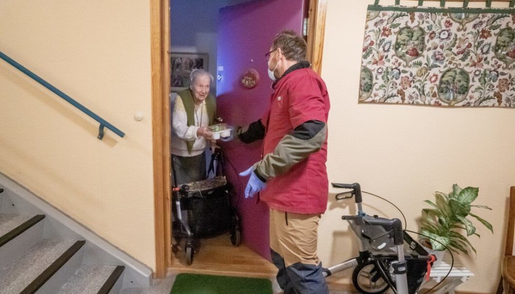 102 år gamle Jonna er fast gjest på middag på seniorsenteret til vanlig. Nå har datteren hennes som til vanlig bor i Halden kommet for å være med henne. 102 år gamle Jonna er fast gjest på middag på seniorsenteret til vanlig. Nå har datteren hennes som til vanlig bor i Halden kommet for å være med henne.