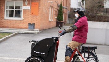 Vaktmester Atle Jensen har blitt sykkelbud under koronakrisen. Vaktmester Atle Jensen har blitt sykkelbud under koronakrisen.