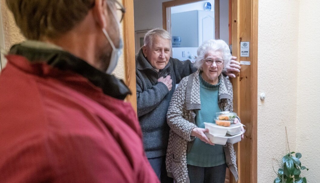 Vanligvis spiser Astrid (88) og vennen Stig Otto (87) middag på seniorsenteret. Nå kommer Atle Jensen og leverer den på døra. Vanligvis spiser Astrid (88) og vennen Stig Otto (87) middag på seniorsenteret. Nå kommer Atle Jensen og leverer den på døra.
