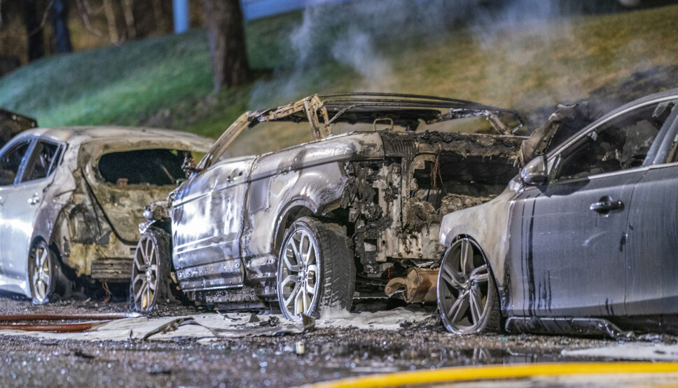 Ingen mistenkt etter at fem biler brant på Linderud