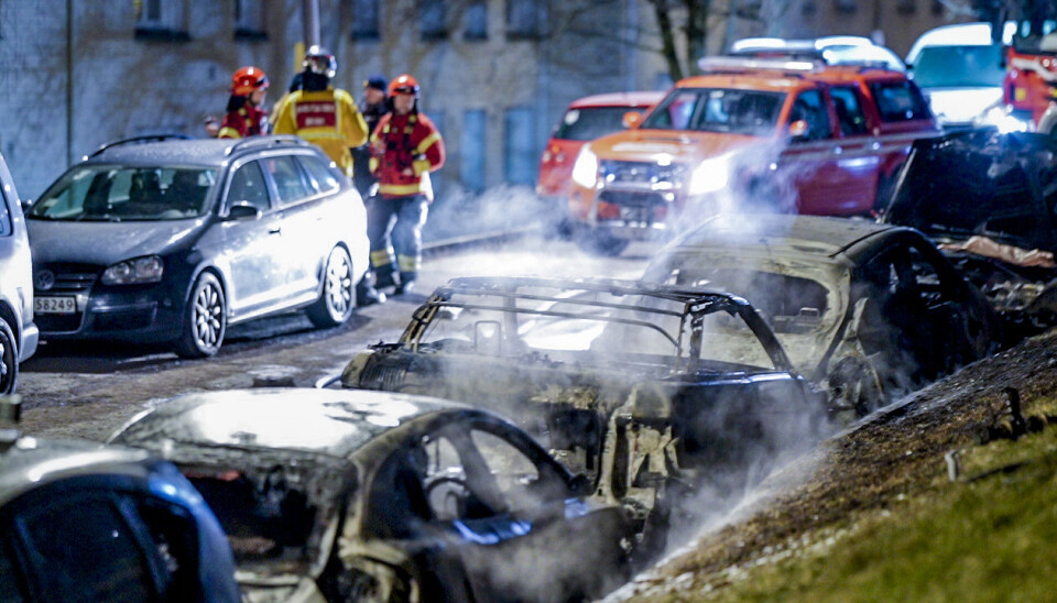 Brann i fem biler på Sletteløkka på Linderud natt til lørdag. Politiet mistenker at brannen er påsatt.
