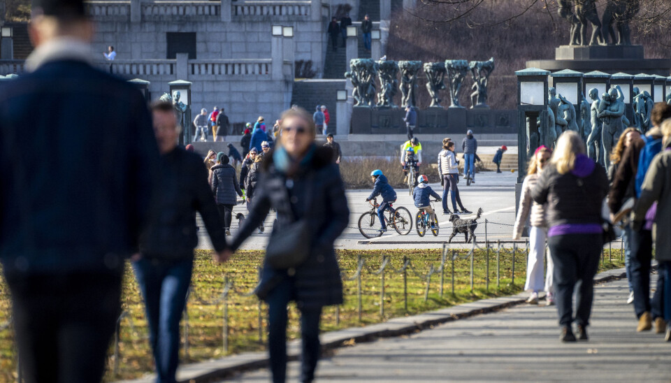 Mye folk i Frognerparken, men politiet har ingen planer om å rykke ut.