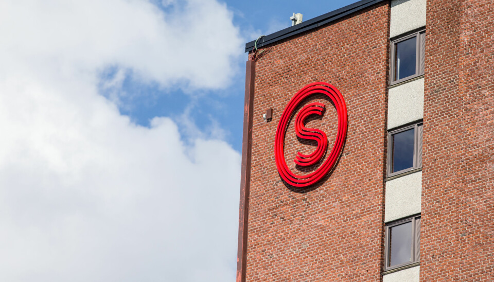 Logoen til Studentsamskipnaden i Oslo henger på et av byggene til boligene i Kringsjå studentby. Nina Arnesen og Merita Fjetland mener SiO ikke forvalter sitt mandat om å tilrettelegge for velferden til studentene.