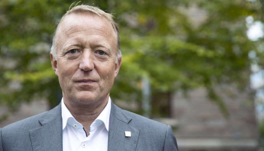 Administrerende direktør Harald Nikolaisen i Statsbygg har inngått avtale med entreprenørfirmaet Hent om bygging av D-blokka i regjeringskvartalet. Administrerende direktør Harald Nikolaisen i Statsbygg har inngått avtale med entreprenørfirmaet Hent om bygging av D-blokka i regjeringskvartalet.
