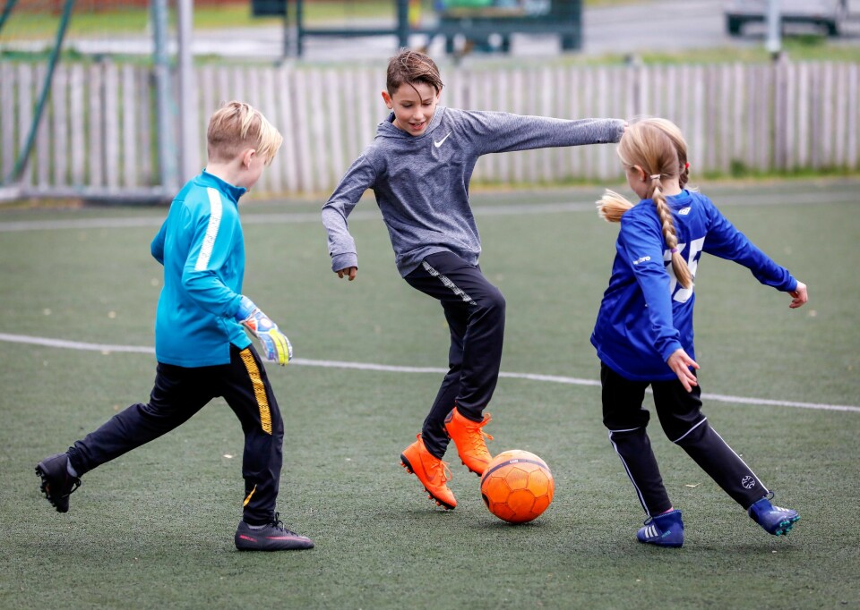 Barneidrett, Illustrasjoner: Jente og gutter som spiller fotball på banen. Modellklarert. Foto: Gorm Kallestad / NTB scanpix
