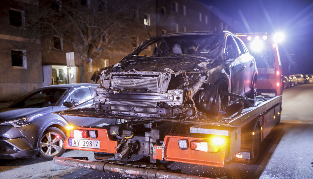 Tre mørkkledde gutter ble sett løpende vekk fra området. Tre mørkkledde gutter ble sett løpende vekk fra området.